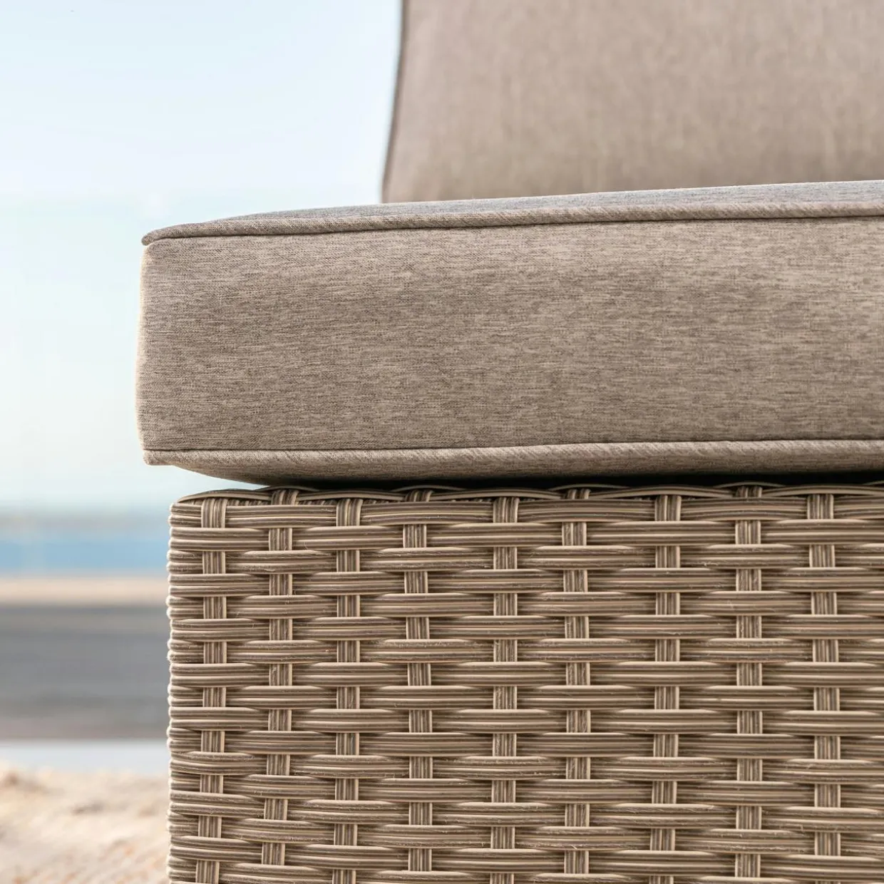 Chauffeuse de jardin en résine tressée Palma Gris et taupe
