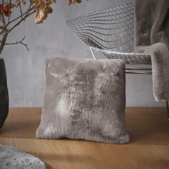 Coussin carré fausse fourrure (45 x 45 cm) Finn Taupe