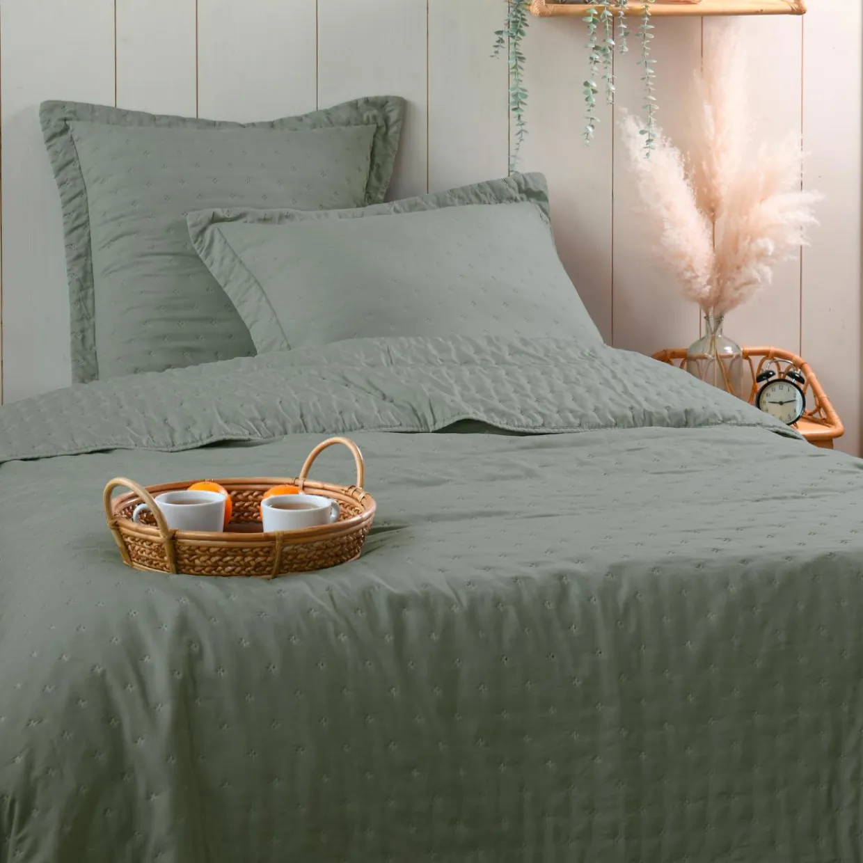 Couvre-lit matelassé et deux taies d'oreiller (240 x 220 cm) Cléo Vert sauge