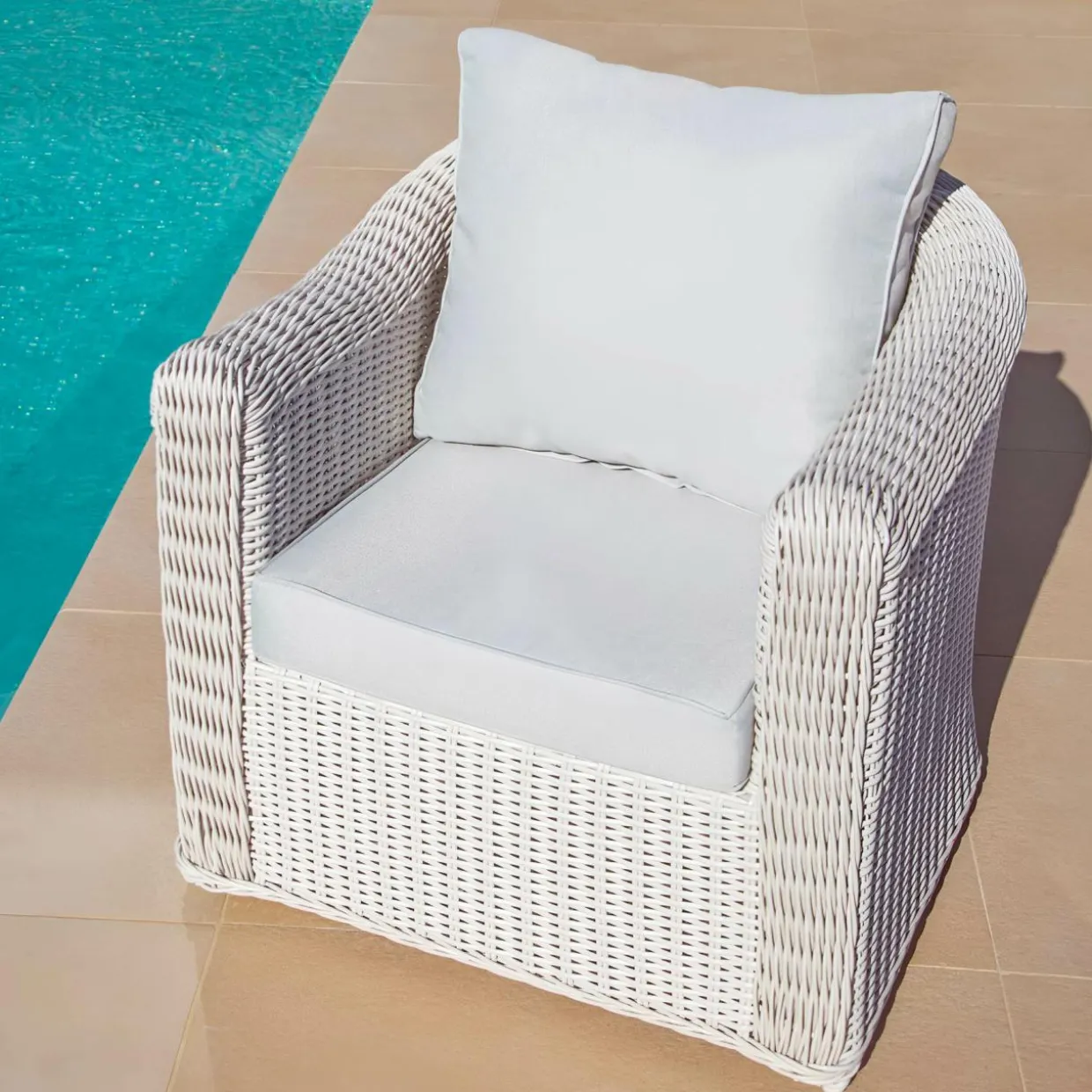 Fauteuil de jardin en résine tressée Calvi Blanc et gris clair