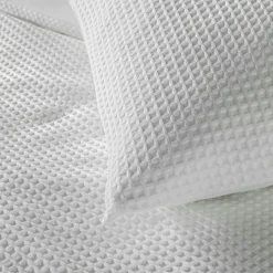 Housse de couette et deux taies d'oreiller effet nid d'abeille (240 x 220 cm) Abelia Blanc