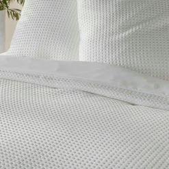 Housse de couette et deux taies d'oreiller effet nid d'abeille (240 x 220 cm) Abelia Blanc