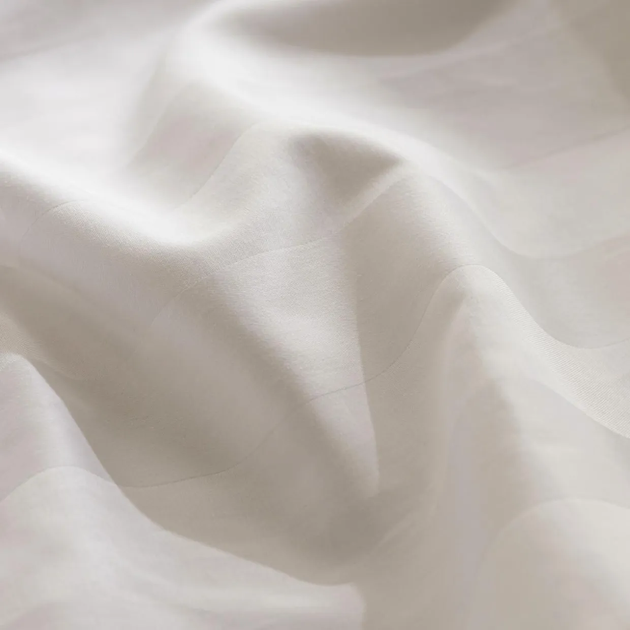 Housse de couette et deux taies satin de coton (260 x 240 cm) Isadora Blanche