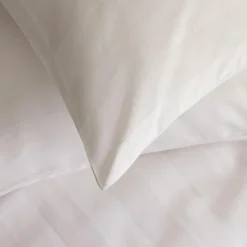 Housse de couette et deux taies satin de coton (260 x 240 cm) Isadora Blanche
