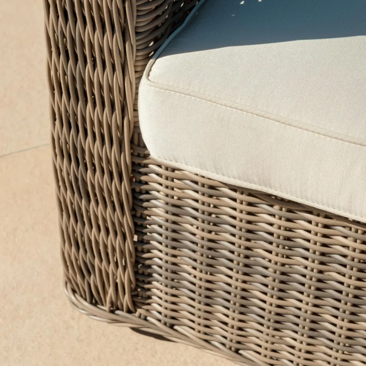 Salon de jardin en résine tressée 4 places 4 pcs Calvi Sepia et beige