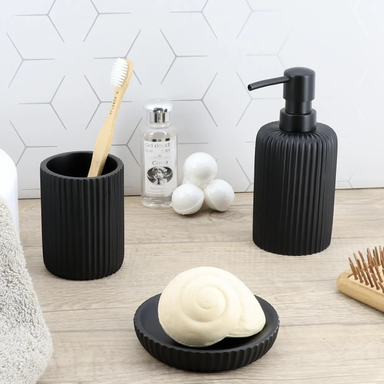 Set d'accessoires salle de bain résine Strié Noir