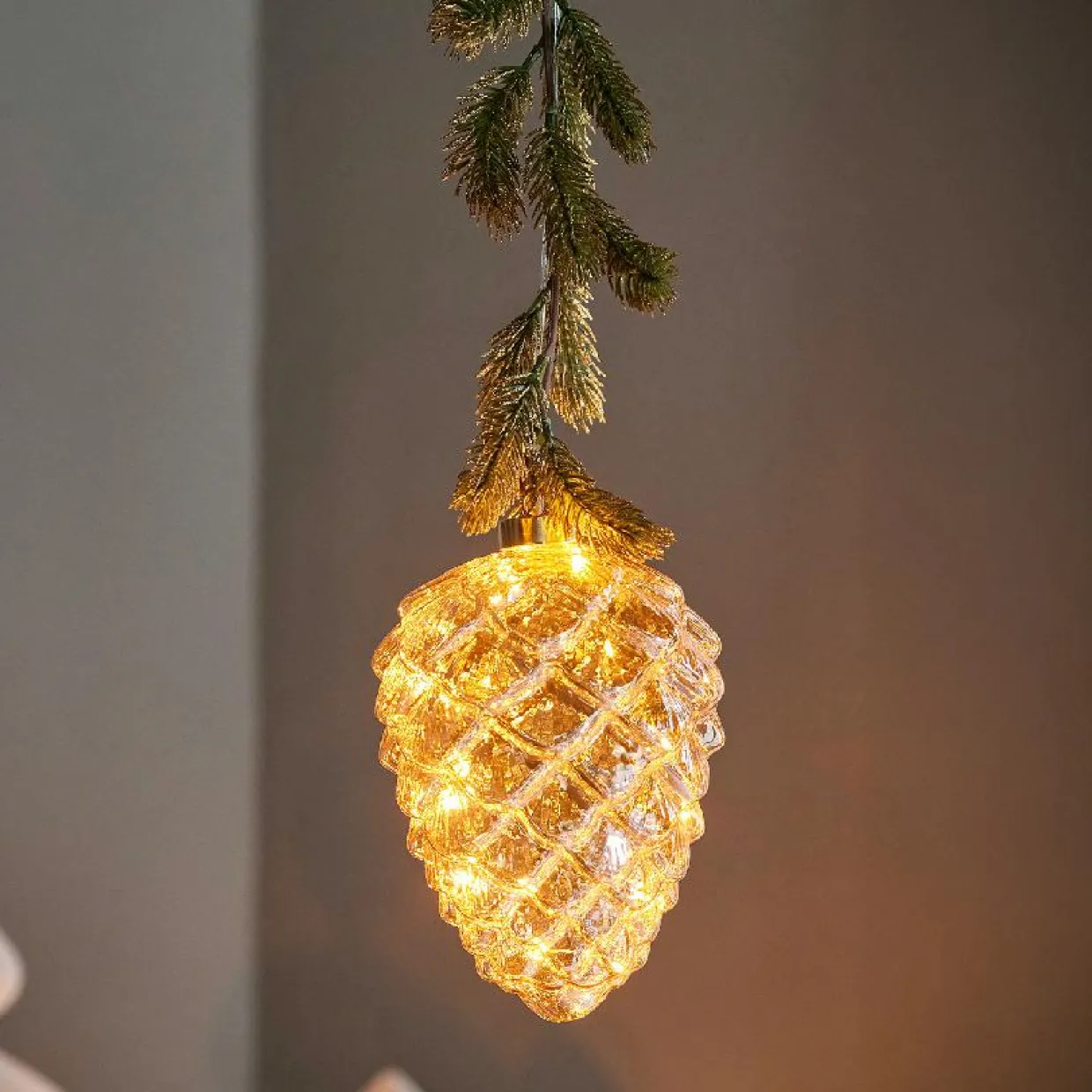 Suspension lumineuse à piles 15 LED (H21 cm) Sapinette et Pomme de pin Blanc chaud