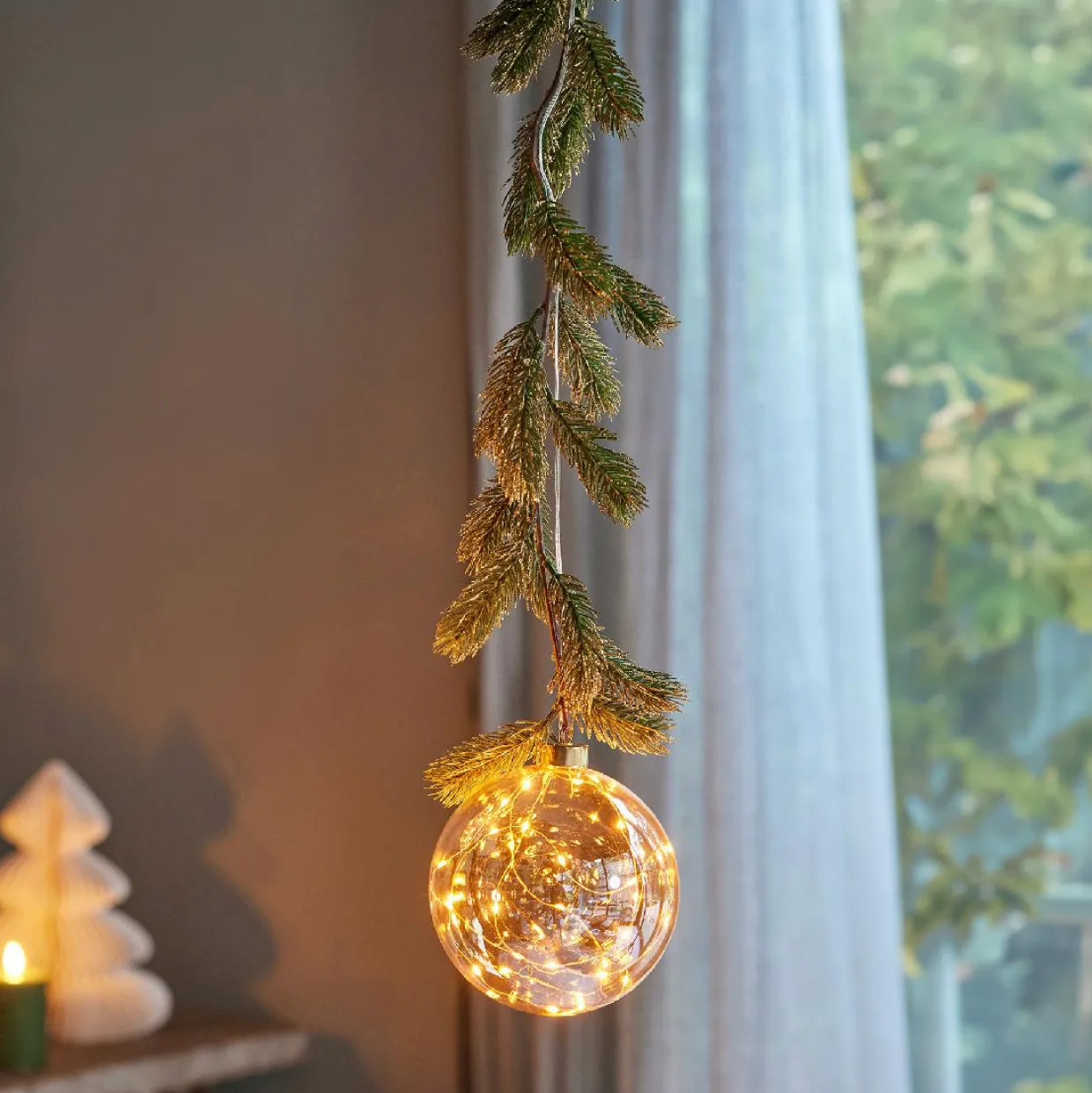 Suspension lumineuse à piles 30 LED (D14 cm) Sapinette et Boule Blanc chaud