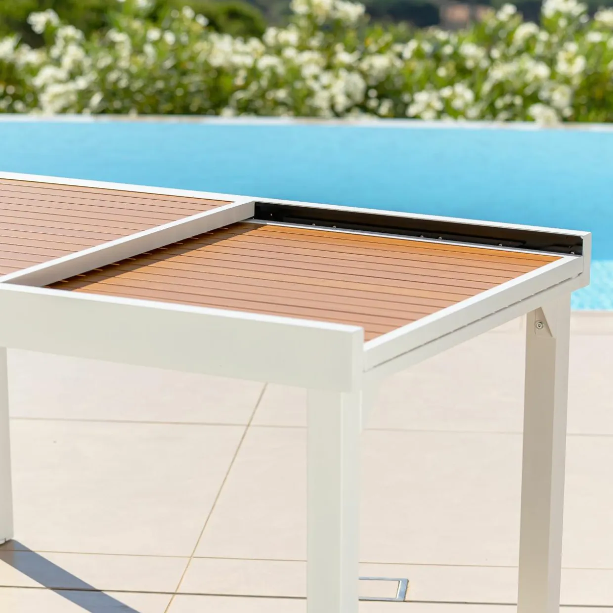 Table de jardin extensible en aluminium 10 places effet bois (135/270 x 90 cm) Murano Blanc