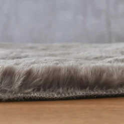 Tapis rectangulaire fausse fourrure (140 x 200 cm) Finn Taupe