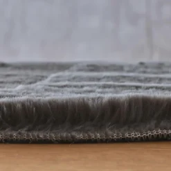 Tapis rectangulaire fausse fourrure (140 x 200 cm) Finn Gris anthracite