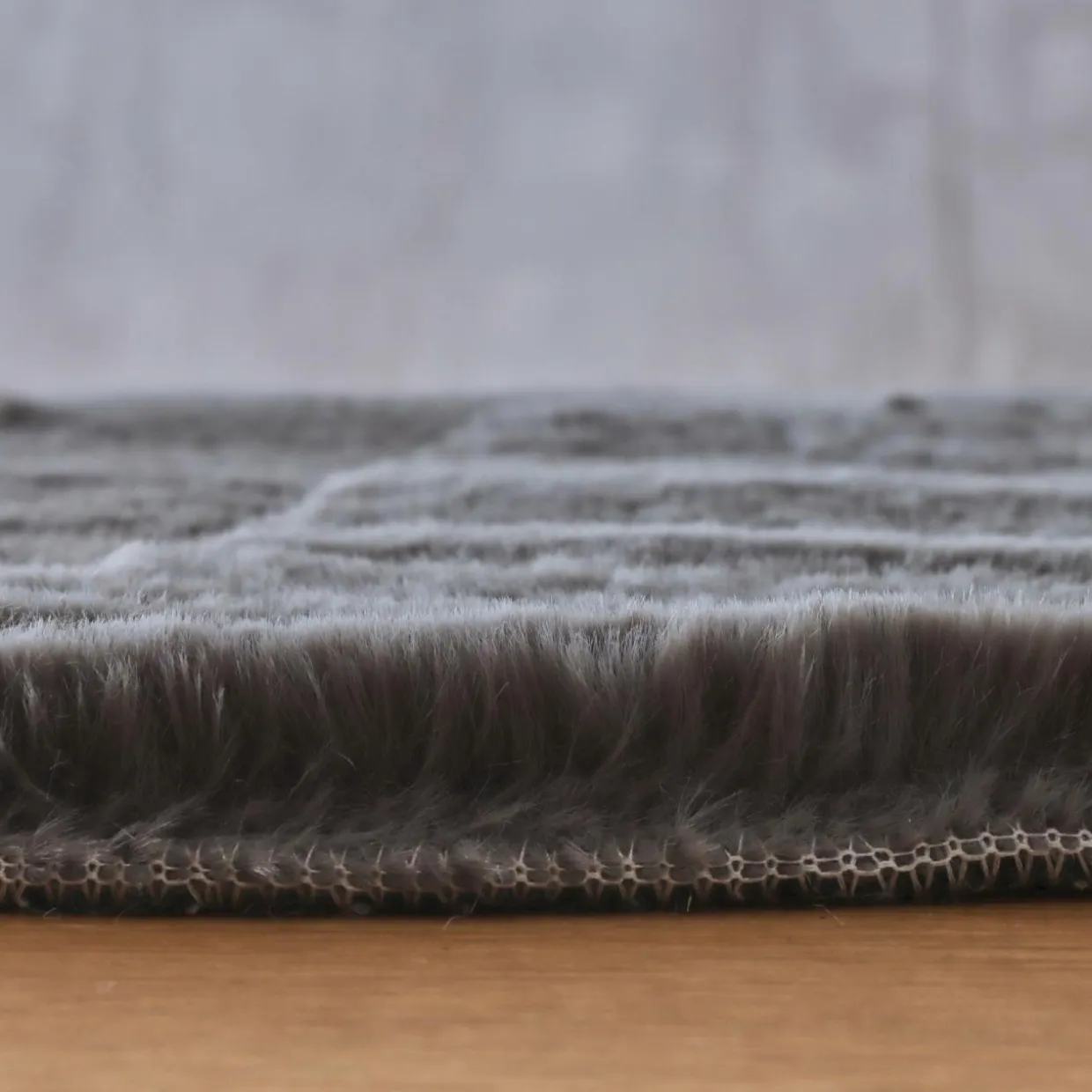 Tapis rectangulaire fausse fourrure (140 x 200 cm) Finn Gris anthracite