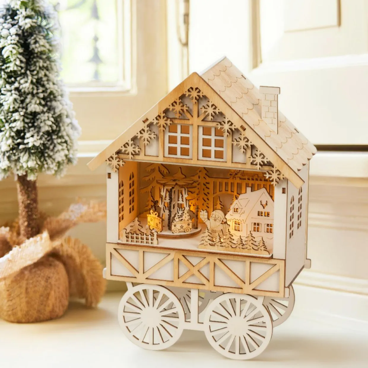 Village de Noël en bois lumineux musical et animé à piles (H27 cm) Charriot festif