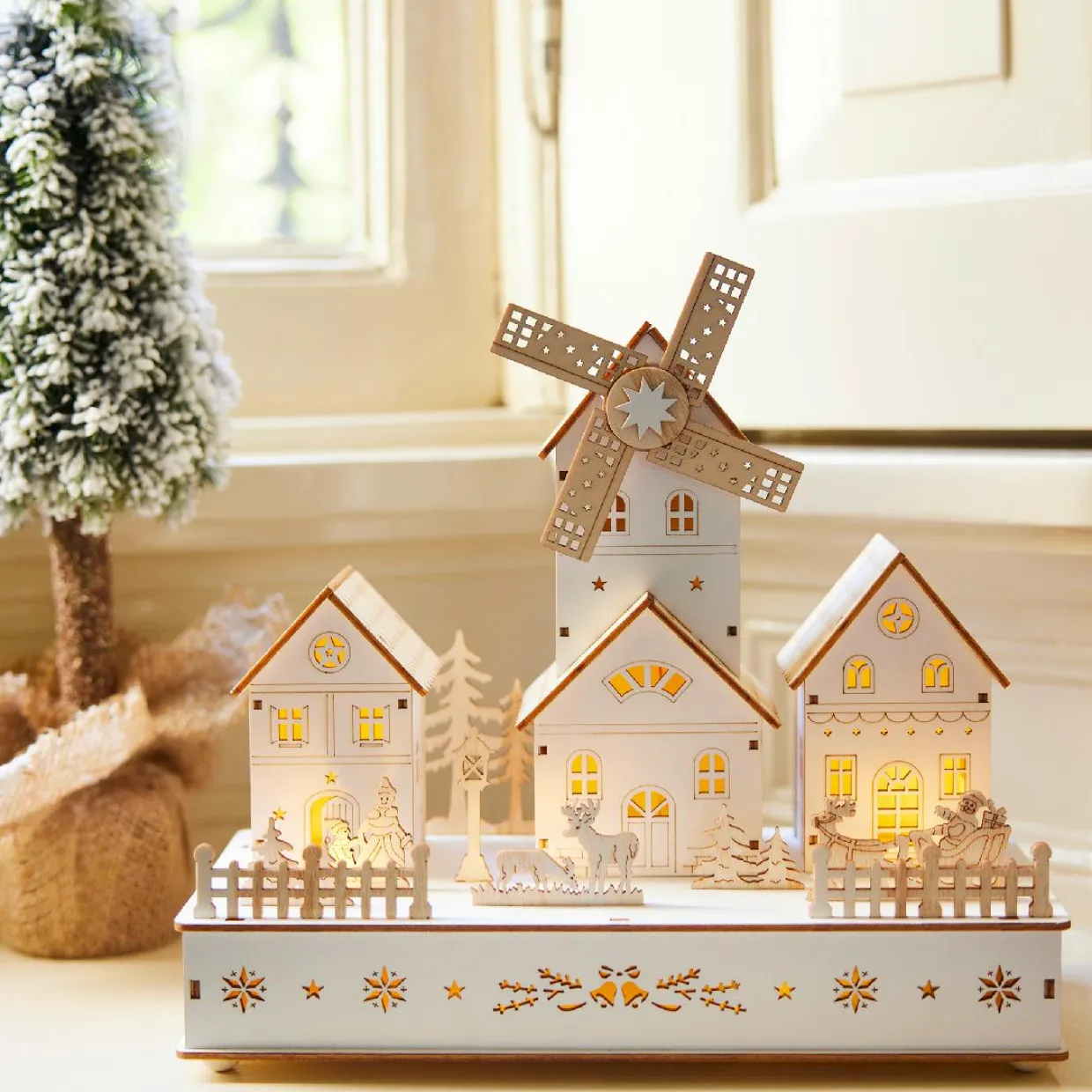 Village de Noël en bois lumineux musical et animé à piles (H26 cm) Moulin et hameau